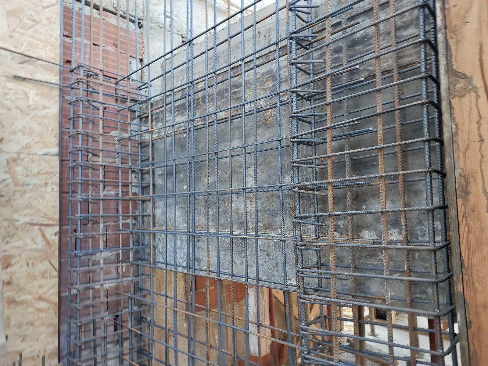 Shear wall cage in formwork