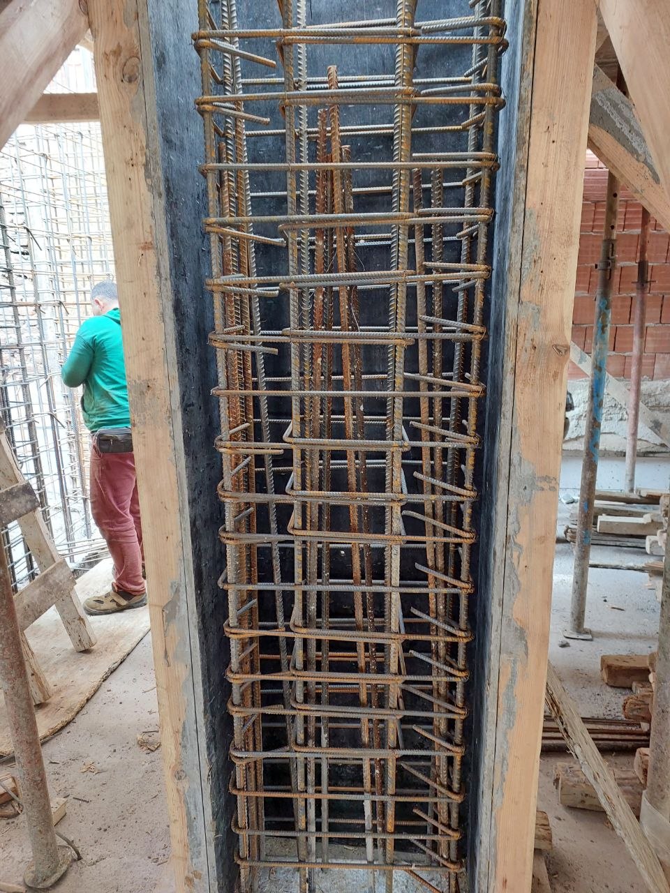 Column rebar cage in formwork